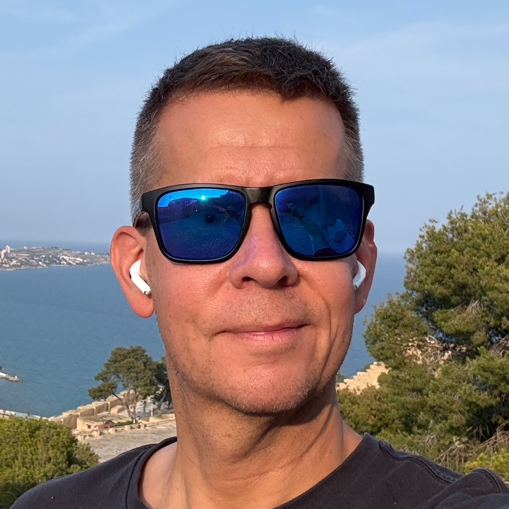Jakob Breivik Grimstveit — portrait with sunglasses by the coast